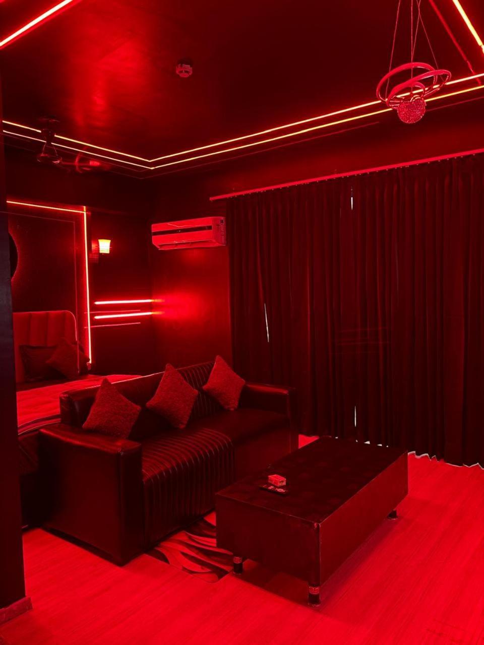 Dolphin Inn & Suites Manhattan Лакхнау Екстер'єр фото