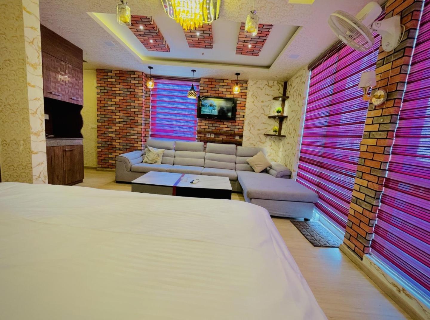 Dolphin Inn & Suites Manhattan Лакхнау Екстер'єр фото